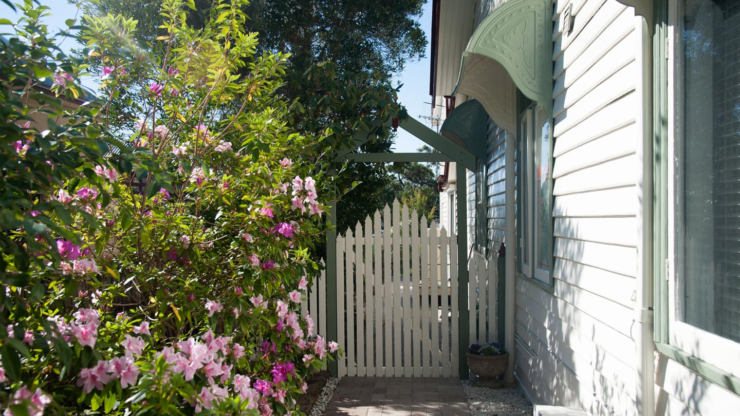 Miltonbnb Apartment entrance through beautiful gate